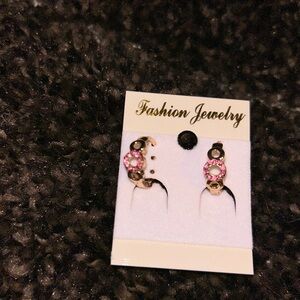 Little hoop earrings with a gold trim with a pinkish diamond